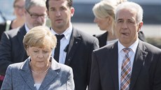 Nmecká kancléka Angela Merkelová navtívila uprchlické centrum ve mst...