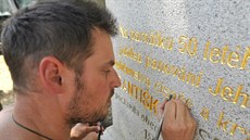 Na obnovu písma pou�ívají kameníci plátkové zlato, které se do vysekaných...
