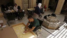 Pracovníci Národního muzea v Dama�ku zachra�ují vzácné p�edm�ty ze sbírek po...