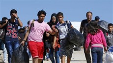 Syrtí uprchlíci se jdou nalodit na lun, který je odveze na ecký Lesbos (27....