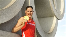 Zuzana Hejnová pózuje v Pekingu před olympijským stadionem se zlatou medailí,...