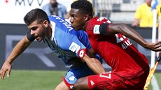 Kevin Volland (vlevo) z Hoffenheimu se snaí uvolnit pes Davida Alabu z...