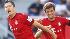 Robert Lewandowski (vlevo), útoník Bayernu Mnichov, se raduje ze své trefy...