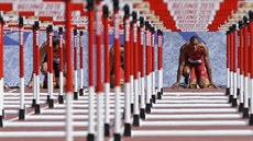 Ashton Eaton t�sn� p�ed startem disciplíny 110 m p�eká�ky.
