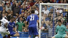Thibaut Courtois, brankář Chelsea, inkasuje gól z kopačky Bacaryho Saka z...