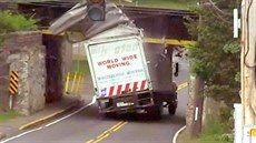 Nákla�ák se neve�el pod most.