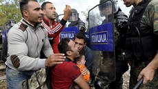 Makedonská policie se stetla na hranicích s eckem s tisíci uprchlíky (21....