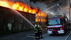 Po�ár v areálu bývalé �KD ve Vyso�anech (23. srpna 2015).