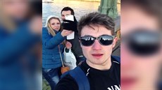 Nová móda: selfie p�i focení selfie.