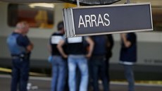 Vlak po útoku zamí�il do francouzského Arrasu (21. srpna 2015)