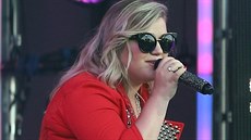 Tloustnutí Kelly Clarksonové bylo poslední dobou soustem pro bulvár. Zp�va�ka...