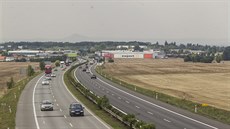 Na dálnici D8 mí�í p�es Kralupy nad Vltavou i dal�í obce denn� velké mno�ství...