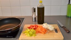 Píprava zeleniny ped úpravou. Mrkev na nudliky, cibule na plátky, paprika na...