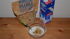 Granola plná semínek s mlékem, tvarohem a medem. K tomu pár kapek lnného oleje