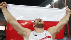 ZLATÁ OBHAJOBA. Pawel Fajdek slaví triumf v hodu kladivem na MS v Pekingu.