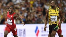 T�SNÝ FINI�. Usain Bolt porá�í Jusitna Gatlina ve finále stovky na MS v Pekingu.