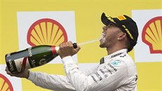 Lewis Hamilton slaví triumf ve Velké cen Belgie formule 1.