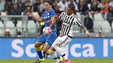 Roberto Pereyra z Juventusu Turín (vpravo) zpracovává míč, atakuje ho Manuel...