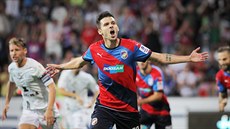 Michal �uri� slaví gól do sít� Olomouce.