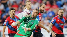 Branká Olomouce Milo Buchta zasahuje v utkání proti Plzni.