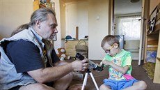 Mí�a s tátou ve svém pokoji. Ply�áci ho nebaví, rad�i má mikroskop a dalekohled.