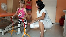 Pod dohledem fyzioterapeutky a maminky Veronika ve vala�skomezi�í�ské nemocnici...