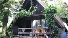 Dvoupodla�ní chata má sklon st�echy 65 stup��.  Mladý pár si ji postupn�...