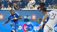 Montrealský Didier Drogba (vlevo) stílí na branku Philadelphie.