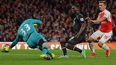 Branká� Petr �ech z Arsenalu likviduje �anci liverpoolského Christiana...