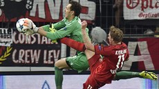 Stefan Kiessling (vpravo) z Leverkusenu atakuje gólmana Etrita Berishu z Lazia...