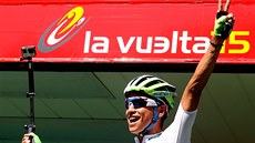 Kolumbijský cyklista Esteban Chaves se raduje z triumfu v �esté etap� Vuelty.