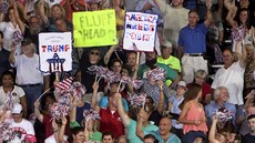 Prezidentský kandidát Donald Trump se pi svém projevu na stadionu v alabamském...