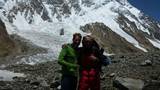 Marek Novotný (vpravo) po sestupu v základním tábo�e s argentinským horolezcem...