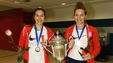 Veronika �ípová (vlevo) a Tereza Vitulová s pohárem pro basketbalové mistryn�...