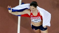 Zuzana Hejnová, česká vítězka z 400 metrů překážek, mává pekingským divákům...