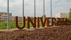 Nový nápis u vstupu do kampusu Univerzity Hradec Králové