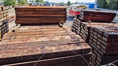 SŽDC skladuje dřevěné pražce v oploceném areálu v Plotištích.