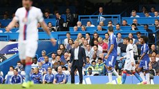 NESPOKOJENÝ KOU�. José Mourinho, trenér Chelsea, b�hem utkání s Crystal Palace.