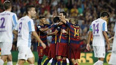 KONEČNĚ GÓL! Fotbalisté Barcelony oslavují proti Málaze nakonec vítěznou branku...
