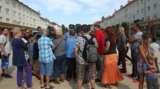 Mezi lidi vyrazil �éf M�stské policie v Karviné Petr Bi�ej a dal�í, kte�í �e�í...