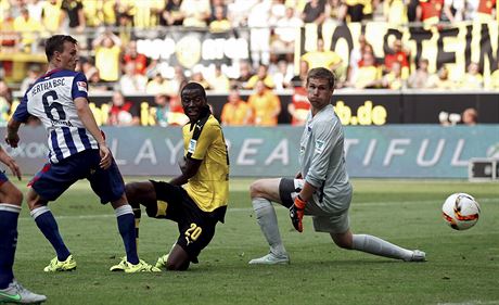 Ramos z Dortmundu (uprosted) v pádu dáva branku Hert Berlín.