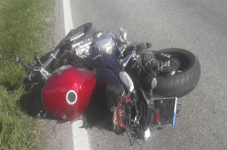 Motorká pejel u Srubce do protispru a narazil do auta. Nehodu nepeil.