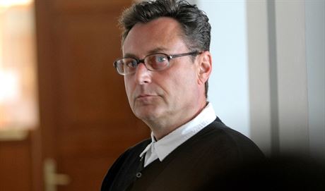Obalovaný Milan Frydrych u Krajského soudu v Plzni. (31. srpna 2015)