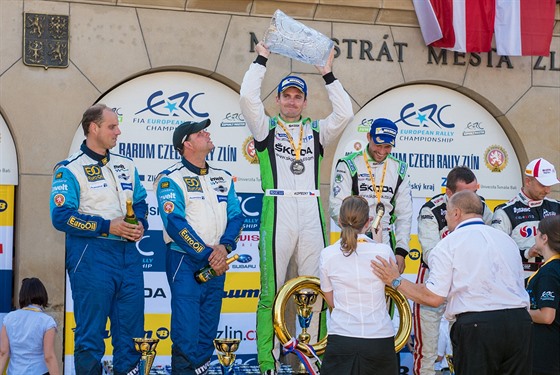 Jan Kopecký zvedá trofej pro vítze  Barum rallye 2015.