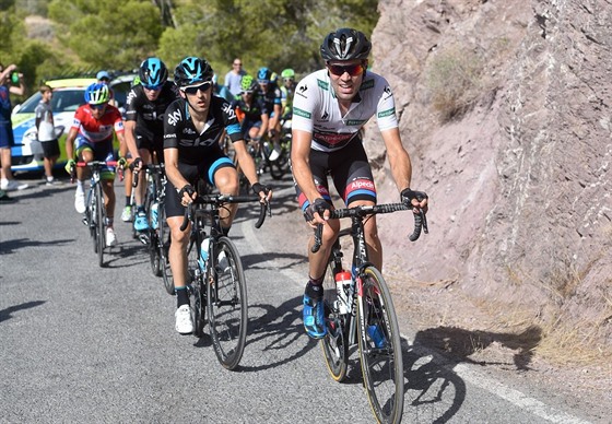 V ele pelotonu je nizozemský cyklista Tom Dumoulin.