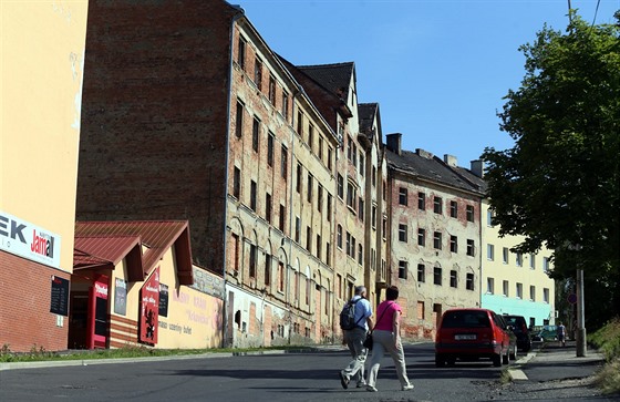 Blok činžovních domů v chebské Wolkerově ulici.