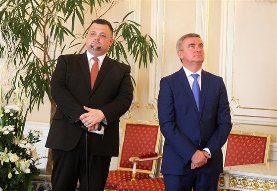 Ředitel hradního protokolu Jindřich Forejt (vlevo) a kancléř Vratislav Mynář...