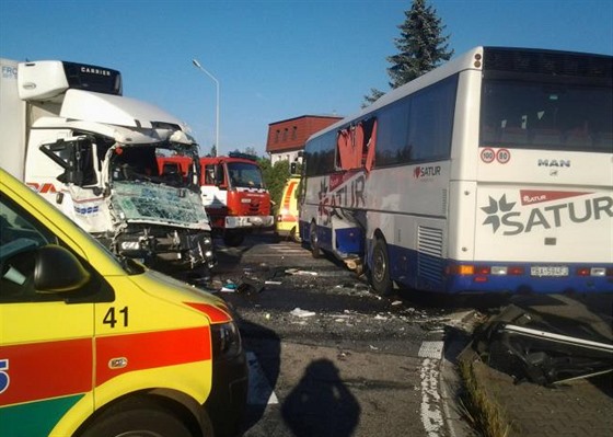 Sráka autobusu a nákladního vozu ve dírci nad Doubravou.