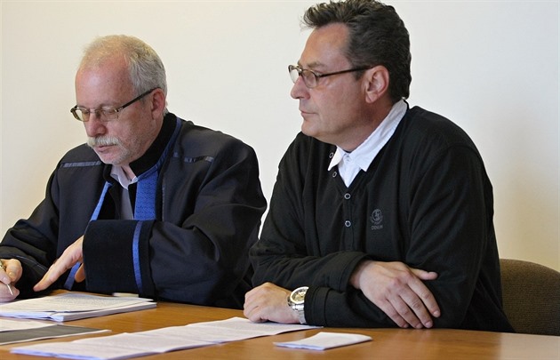 Obalovaný Milan Frydrych (vpravo) u Krajského soudu v Plzni se svým obhájcem....