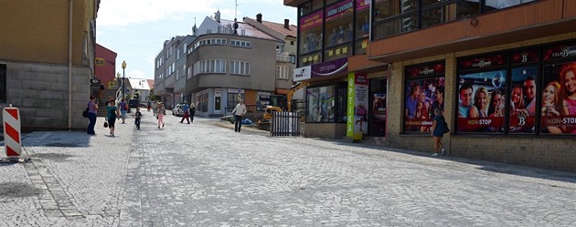 Mostní ulice ve Valaském Meziíí se po rekonstrukci promnila v pí zónu.